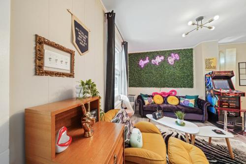 Χώρος καθιστικού στο Comfort, Fun, and Retro Retreat