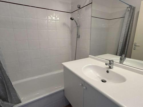 une salle de bain blanche avec un lavabo et une douche dans l'établissement Appartement climatisé, 2 pièces, piscine, terrasse, parking privé, proche port - Gruissan - FR-1-229-372, à Gruissan