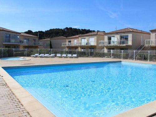 - une grande piscine en face de certains appartements dans l'établissement Appartement climatisé, 2 pièces, piscine, terrasse, parking privé, proche port - Gruissan - FR-1-229-372, à Gruissan
