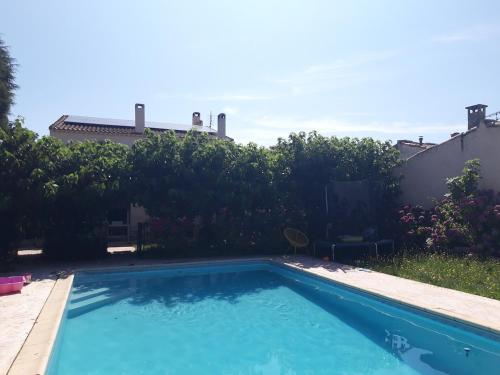 Maison provençale avec une grande piscine