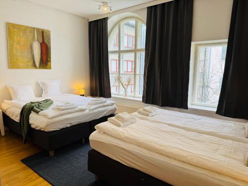 Giường trong phòng chung tại STAY Annankatu Apartment
