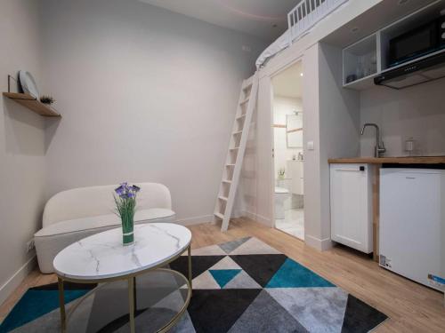 un salon avec un canapé et une table dans l'établissement Cozy studio - 2P - Buttes-Chaumont, à Paris