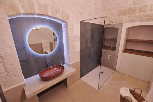 a bathroom with a sink and a mirror at Domus Villanova in Triggianello