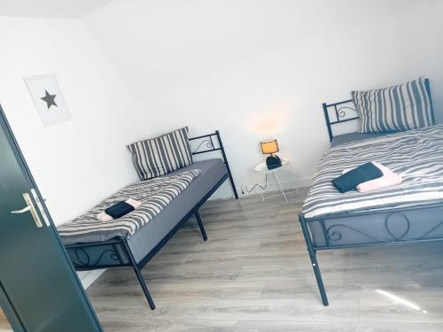two beds sitting next to each other in a room at Stellas Monteurwohnungen in Crimmitschau