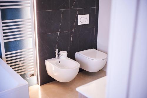 a small bathroom with a toilet and a bidet at Domus Villanova in Triggianello