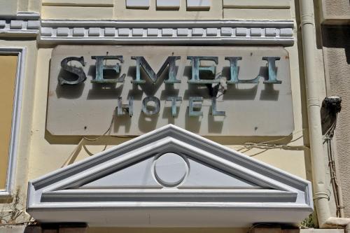 un panneau sur le côté d'un bâtiment dans l'établissement Semeli Hotel, à Athènes