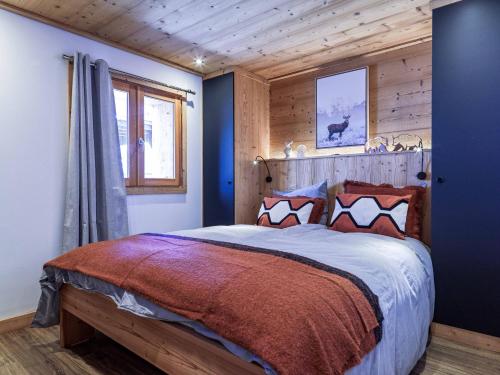 une chambre avec un lit avec un mur bleu dans l'établissement Magnifique chalet familial avec une vue panoramique, à Montgenèvre