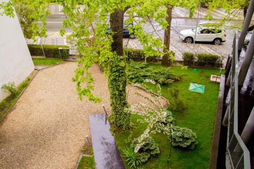 A view of the garden at Olimp apartment with terrace or nearby