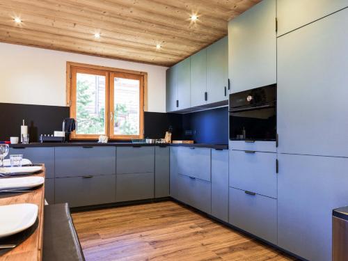 Η κουζίνα ή μικρή κουζίνα στο Magnifique chalet familial avec une vue panoramique