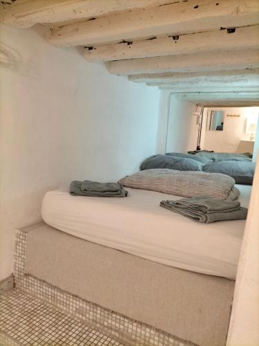 two beds in a room with a mirror at Il Piccolo Giustiniani 20 in Genova