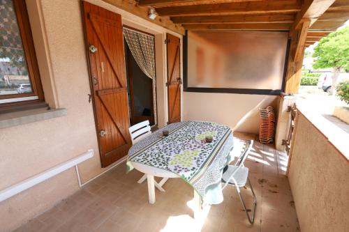 Petite maison avec terrasse en bord de plage