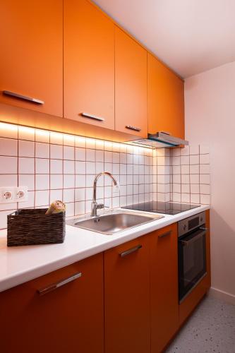 Kuchyň nebo kuchyňský kout v ubytování BARD apartments, Athens