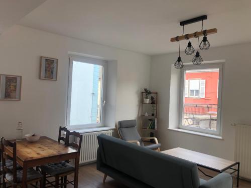 un salon avec une table et une salle à manger dans l'établissement Wilson A2, à Sainte-Marie-aux-Mines