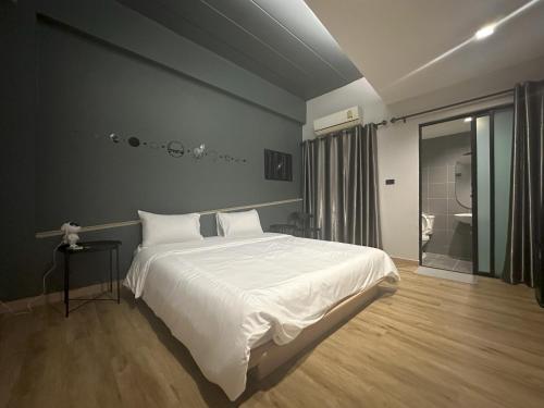 En eller flere senge i et værelse på Bed-room at Suvarnabhumi Airport - Newly renovated