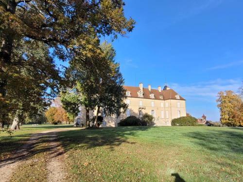 una grande casa su un grande prato di Maison du parc - Château de Musigny a Musigny