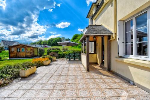 a walkway leading to a house with a patio at Maison 6 personnes à 2 pas du Canal de Nantes à Brest in Carhaix-Plouguer