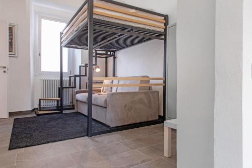 ein Himmelbett mit einer Couch in einem Zimmer in der Unterkunft Ca Del Lac in Porto Valtravaglia