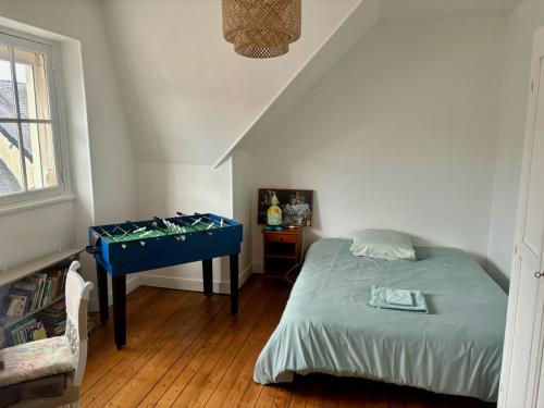 - une chambre avec un lit et un bureau bleu dans l'établissement Maison de caractère Le Mans 3 min à pieds gare et tram, proche centre ville, au Mans