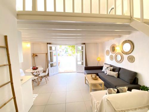 Χώρος καθιστικού στο Patmos Sunshine Houses - Just a 5-Minute Walk from Skala Square and the Port
