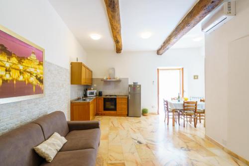 a living room with a couch and a kitchen at Da Rocky in Riomaggiore