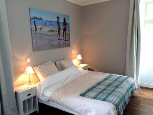 une chambre avec un lit avec deux lampes et un tableau dans l'établissement Saint-Malo Appartement 3 chambres centre intra muros proche plage, à Saint-Malo