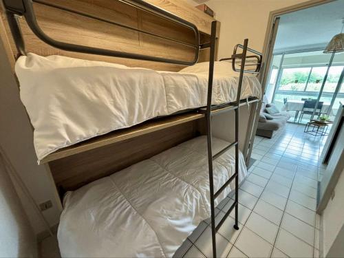 quelques lits superposés dans une chambre dans l'établissement Studio cabine cosy avec piscine et parking, à 100m de la plage - Argelès-sur-Mer - FR-1-225-91, à Argelès-sur-Mer