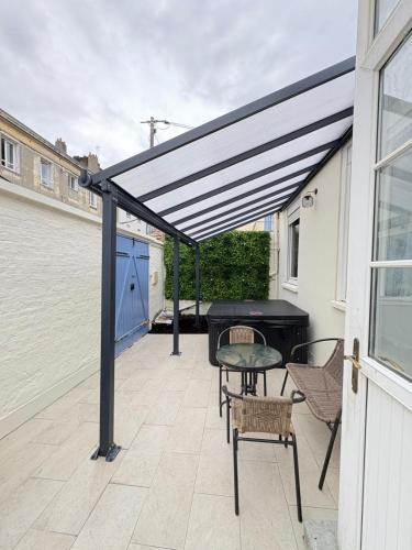 Cette chambre dispose d'une terrasse avec une table et un grill. dans l'établissement Maison moderne en plein centre ville du Havre avec jacuzzi et parking gratuit, au Havre