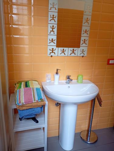 a bathroom with a sink and a mirror at "B&B Sans égal", con CAMERE PRIVATE e APPARTAMENTI al PIANO TERRA a Biella in Biella
