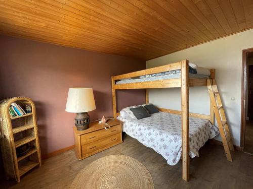 - une chambre avec des lits superposés et un plafond en bois dans l'établissement Appartement cosy 6 pers, centre Cernix, pied des pistes, proche commerces et ESF - FR-1-733-52, à Crest-Voland