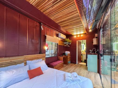 マイリポランにあるTucano - Deck Tiny Houseのベッドルーム(白いベッド1台付)、キッチン