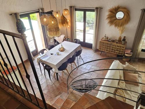 un salon avec une table, des chaises et des fenêtres dans l'établissement Villa méditerranéenne 8 pers avec piscine aux Issambres - FR-1-768-112, à Saint-Peïre-sur-Mer