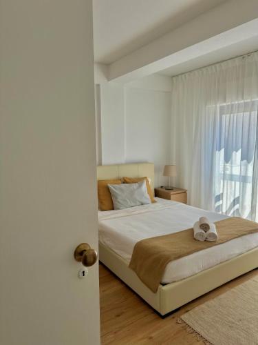 ein Schlafzimmer mit einem Bett mit zwei Schuhen drauf in der Unterkunft Apartment in Altura, Algarve with Balcony Near Beach and Town Center in Altura