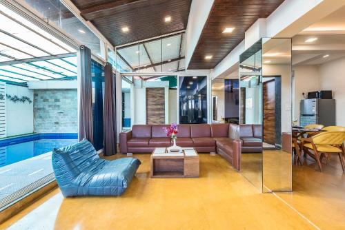 Posezení v ubytování CosmicStays TriZen Villa With Private Pool In Lonavala