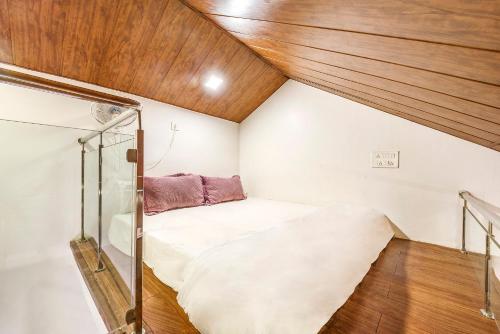 Postel nebo postele na pokoji v ubytování CosmicStays TriZen Villa With Private Pool In Lonavala