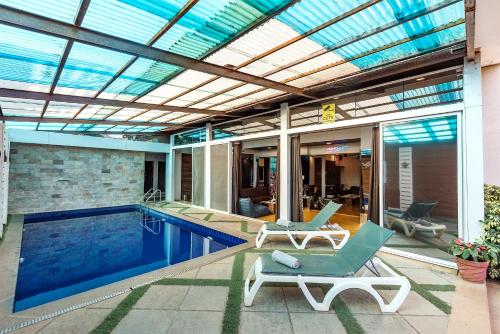 Bazén v ubytování CosmicStays TriZen Villa With Private Pool In Lonavala nebo v jeho okolí