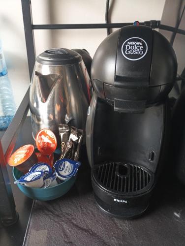 - une cafetière assise à côté d'un bol de nourriture dans l'établissement flowers room au coeur de saint Ouen parking gratuit, à Saint-Ouen