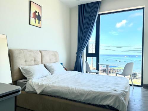a bedroom with a bed and a view of the ocean at Villa Làng Bè - Đảo Phú Quý in Cù Lao Thu