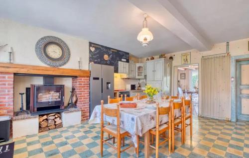 une cuisine et une salle à manger avec une table et des chaises dans l'établissement Gîtes spacieux en Dordogne avec piscine partagée et jardin 140 m², à Bosset