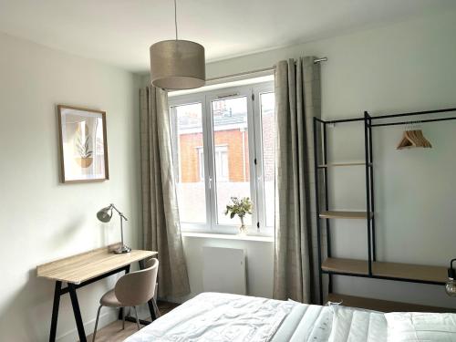 une chambre avec un lit, un bureau et une fenêtre dans l'établissement Superbe T2 neuf Lambersart ! Laurence, à Lambersart