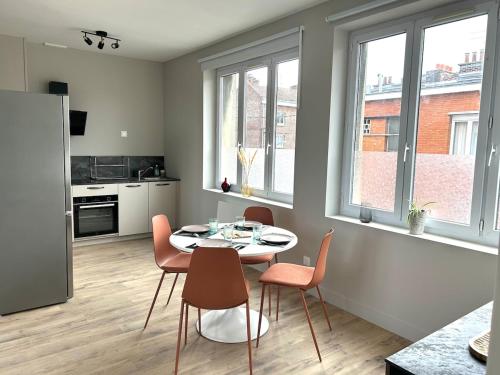 une cuisine et une salle à manger avec une table et des chaises dans l'établissement Superbe T2 neuf Lambersart ! Laurence, à Lambersart