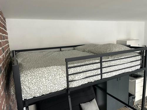 une chambre avec un lit superposé dans une pièce dans l'établissement ღ Le Templier - Studio Centre Ville, à La Rochelle