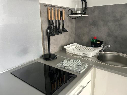 une cuisine avec un comptoir avec une cuisinière et un four dans l'établissement ღ Le Templier - Studio Centre Ville, à La Rochelle