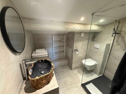 une salle de bain avec douche et toilettes dans l'établissement Lovely One-Bedroom Apt- Picasso 4 -Stay In Antibes, à Antibes