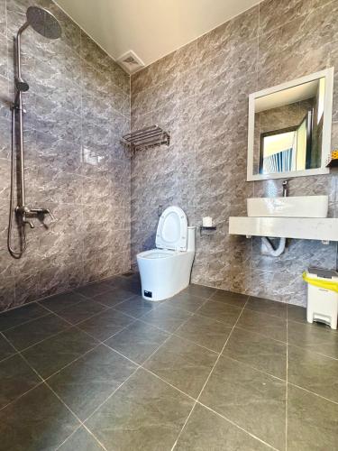 a bathroom with a toilet and a sink at Villa Làng Bè - Đảo Phú Quý in Cù Lao Thu