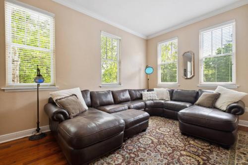Ruang duduk di Haile Yeah! 1BR 1BA Guest Suite in Haile Village