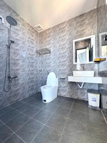 a bathroom with a toilet and a sink and a shower at Villa Làng Bè - Đảo Phú Quý in Cù Lao Thu