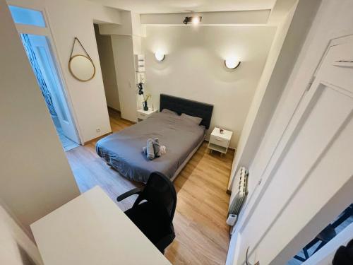 une petite chambre avec un lit et une table dans l'établissement Nid urbain à 2 pas de la gare - 383, à Rouen