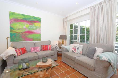 a living room with two couches and a painting at Haus Munkhoog in Munkmarsch