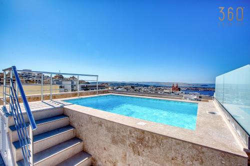 梅利哈Rooftop Pool Sensations Apartments all with WIFI and AC by 360 Estates的建筑物屋顶上的游泳池