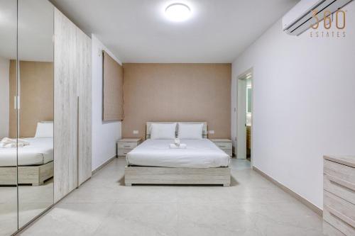 Cama o camas de una habitación en Rooftop Pool Sensations Apartments all with WIFI and AC by 360 Estates